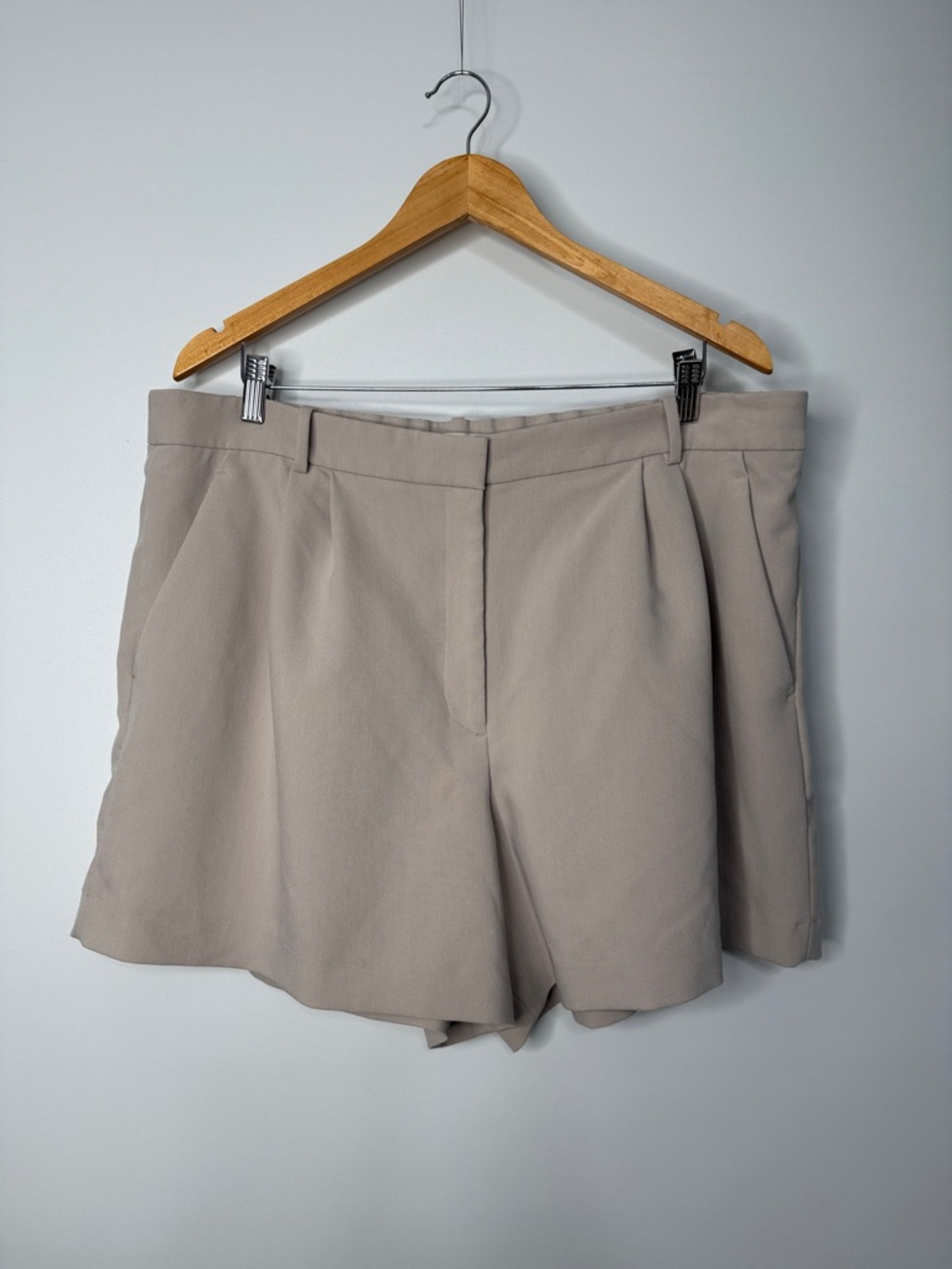 Abercrombie & Fitch Sloane Low Rise Tailored Shorts in Taupe Size 18